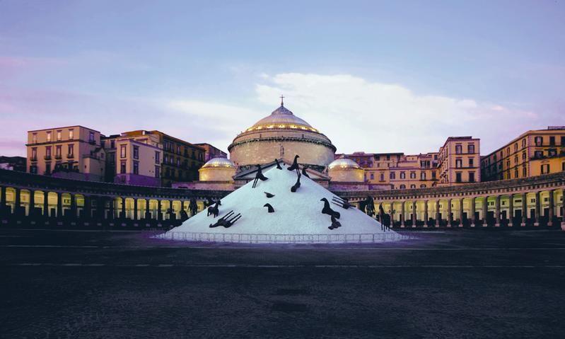 "La montagna di sale", opera di Mimmo Paladino esposta a Piazza Plebiscito nel 1995